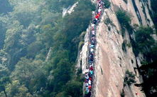 四面都是山 山山都相连 猜字谜,四面环山，山山相连的汉字奥秘